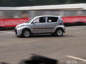Mobil-mobil Daihatsu Ini Adu Ngesot di Istora