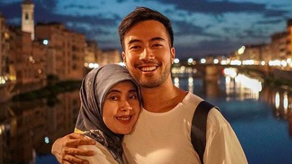 Momen Romantis Vidi Aldiano dengan Sang Bunda Momen Romantis Vidi Aldiano dengan Sang Bunda