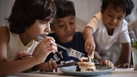 Widuri, Dru dan Den Bagus ternyata sedang berebut makan pancake tuh. Seru ya! Foto: Instagram@thesasonofam Foto: Instagram@thesasonofam