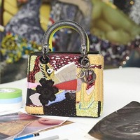 Masing-masing tas Lady Dior dijual dalam jumlah terbatas, mulai harga US$ 5 ribu atau Rp 70 jutaan. Salah satunya karya seniman Afrika-Amerika, Mickalene Thomas yang mencoba mambaurkan berbagai material dalam karyanya. Foto: Dok. Dior
