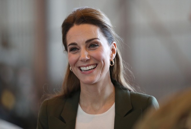 Makeup Minimal dan NaturalKemana pun Kate Middleton dan Meghan Markle pergi mereka hampir selalu menggunakan makeup. Namun keduanya lebih memilih riasan yang minimal dan natural. Hal itu justru membuat keduanya lebih elegan. Foto: Dok. Getty Images