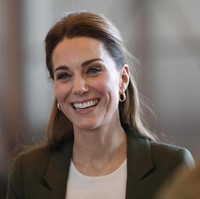 Makeup Minimal dan NaturalKemana pun Kate Middleton dan Meghan Markle pergi mereka hampir selalu menggunakan makeup. Namun keduanya lebih memilih riasan yang minimal dan natural. Hal itu justru membuat keduanya lebih elegan. Foto: Dok. Getty Images