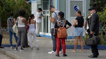  Harga yang ditawarkan jelas menjadi beban bagi rakyat Kuba yang rata-rata penghasilannya per bulan hanya 30 dollar AS. YAMIL LAGE /AFP.
