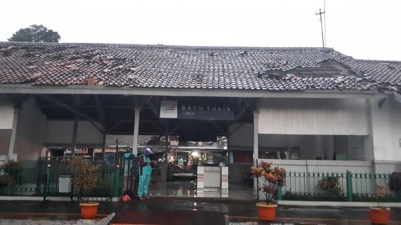 Atap Stasiun Batutulis Bogor Rusak Tersapu Angin Puting Beliung Atap Stasiun Batutulis Bogor Rusak Tersapu Angin Puting Beliung
