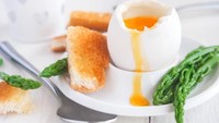 Telur setengah matang biasanya disajikan dalam mangkuk telor dari porselin cantik. Bagian atasnya dikupas dan dilubangi untuk menikmati kuning telur yang meleleh. Sendok mungil dari porselin jadi pelengkapnya. Orang Inggris menyebutnya sebagai ‘Boiled Egg & Soldiers’. Biasnya telur ini disantap hangat dengan taburan garam halus dan lada bubuk.Foto: iStock