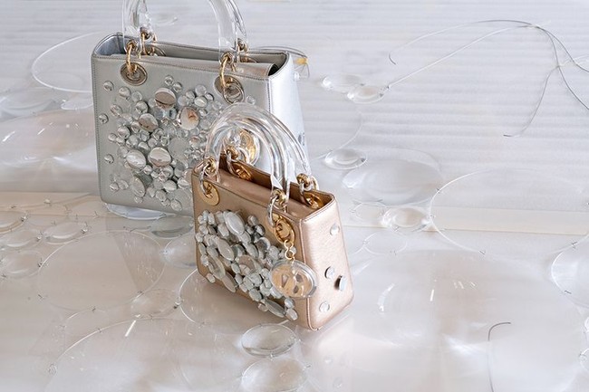 Haruka Kojin dari Jepang terkenal dengan seri instalasi lensa kontaknya. Lewat lensa kontak, ia memperlihatkan refleksi berbagai hal, dari bunga sampai bulu. Foto: Dok. Dior