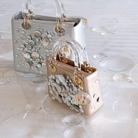 Haruka Kojin dari Jepang terkenal dengan seri instalasi lensa kontaknya. Lewat lensa kontak, ia memperlihatkan refleksi berbagai hal, dari bunga sampai bulu. Foto: Dok. Dior