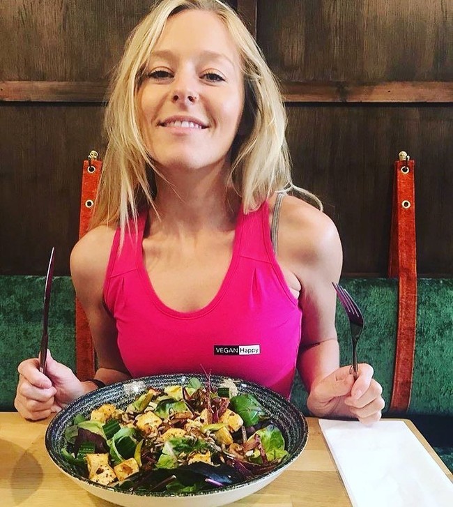 Cath Kendall dalam kesehariannya dikenal sebagai blogger. Dia menulis berbagai hal tentang gaya hidup mulai dari fashion, makanan dan kecantikan. Aku menulis tentang apapun untuk menunjukkan pada orang-orang, dengan menjadi vegan bukan berarti kita melewatkan banyak hal, ujarnya seperti dikutip Mail Online. Foto: Dok. Instagram @cathkendall