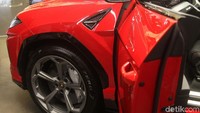 Banteng anyar dari Italia ini berjantung khas Lamborghini ini diklaim menjadi mobil tangguh namun tercepat di kelasnya. Di atas kertas sanggup berakselerasi dari 0-100 km per jam dalam 3,6 detik dengan kecepatan maksimum 305 km per jam.