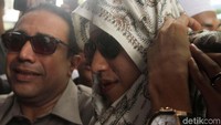 Sejumlah laskar FPI mengawal Habib Bahar bin Smith masuk ke gedung menuju ruang pemeriksaan. Di luar gedung, demo mendukung Habib Bahar masih berlangsung.