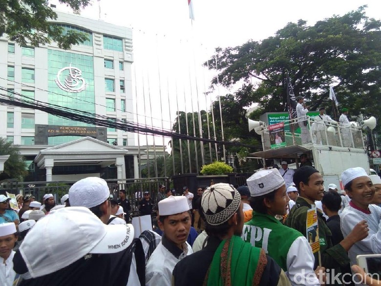 Habib Bahar akan Diperiksa, FPI Demo di Depan Bareskrim Habib Bahar akan Diperiksa, FPI Demo di Depan Bareskrim