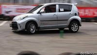 Aksi mendebarkan ini cukup menarik perhatian pengunjung.