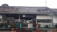 Atap Stasiun Batutulis rusak diterjang puting beliung. (Farhan/detikcom)