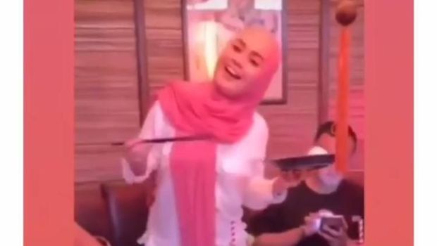 Jennifer Dunn berhijab saat makan bersama Faisal Haris.