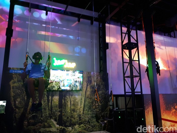 Baru dibuka sekitar 1 bulan lalu, Headrock VR sudah mencuri minat turis. Berbagai permainan seru dapat dicoba, dari permainan VR menjelajahi gunung salju dan loncat ke magma (Afif Farhan/detikTravel) Baru dibuka sekitar 1 bulan lalu, Headrock VR sudah mencuri minat turis. Berbagai permainan seru dapat dicoba, dari permainan VR menjelajahi gunung salju dan loncat ke magma (Afif Farhan/detikTravel)