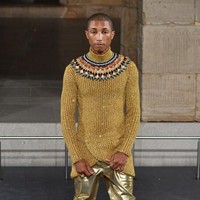 Ia memakai turtle-neck sweater emas yang berkilauan dengan detail embellishment yang menghiasi sekujur neck-line. Atasan itu disenadakan dengan celana dan boot yang serba emas juga. Gaya Mesir Pharrell lalu disempurnakan dengan pulasan eyeliner tipis di area kelopak mata. Foto: Dok. Getty Images