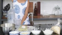 Ada nih bakat terpendam Widuri yang baru. Saat libur sekolah, Widuri pun tampak sedang bereksperimen membuat cake enak. Foto: Instagram@thesasonofam