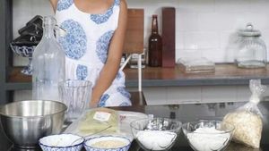 Perankan Ara  Keluarga Cemara Begini Lucunya Widuri Saat Bikin Kue