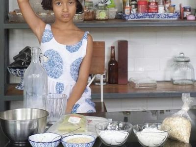 Perankan Ara  Keluarga Cemara Begini Lucunya Widuri Saat Bikin Kue
