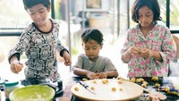 Dibantu oleh Dru dan Den Bagus, begini aksi Widuri saat membuat cookies. Foto: Instagram@thesasonofam