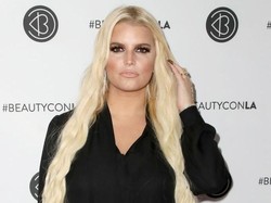 Jessica Simpson Minum Sperma Ular demi Jaga Suara Tetap Indah