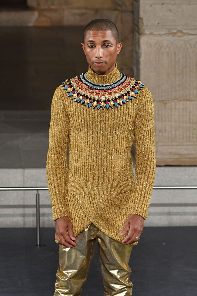 Di antara jajaran model profesional, muncul penyanyi dan produser Pharrell Williams yang turut memeragakan koleksi teranyar Chanel ini. Dalam balutan busana keemasan, Pharrell berlenggang bak Raja Firaun. Foto: Dok. Getty Images