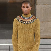 Di antara jajaran model profesional, muncul penyanyi dan produser Pharrell Williams yang turut memeragakan koleksi teranyar Chanel ini. Dalam balutan busana keemasan, Pharrell berlenggang bak Raja Firaun. Foto: Dok. Getty Images
