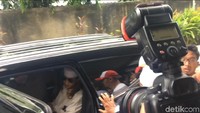 Foto: Habi Bahar hendak keluar dari mobil. (Lisye-detikcom)