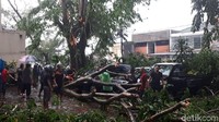 Kawasan Kota Bogor, Jawa Barat, sore ini dilanda puting beliung. Pohon tumbang di sejumlah titik dan menimpa kendaraaan. 