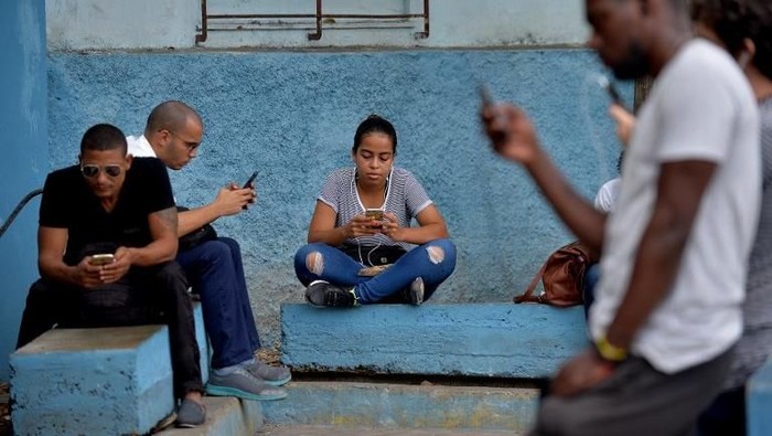 Separuh populasi dunia telah online. Foto: AFP Separuh populasi dunia telah online. Foto: AFP