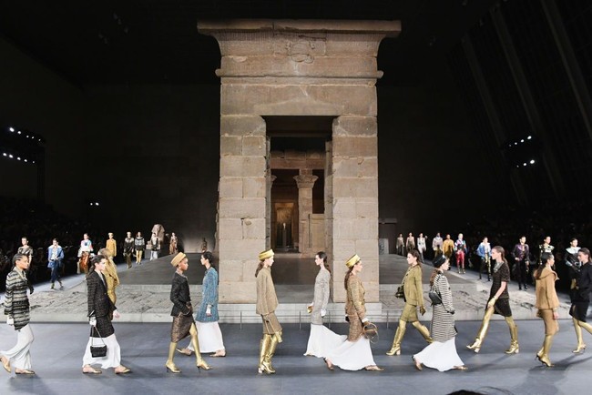Chanel memanggungkan koleksi terbaru Pre-Fall 2019 dalam peragaan tahunan Metiers dArt di Metropolitan Mesuem of Art, New York City, Amerika Serikat, Selasa (4/12/2018). Kali ini, Karl Lagerfeld, sang direktur kreatif, menggali inspirasi dari Mesir kuno untuk koleksi tersebut. Foto: Dok. Getty Images