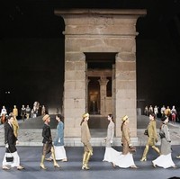 Chanel memanggungkan koleksi terbaru Pre-Fall 2019 dalam peragaan tahunan Metiers dArt di Metropolitan Mesuem of Art, New York City, Amerika Serikat, Selasa (4/12/2018). Kali ini, Karl Lagerfeld, sang direktur kreatif, menggali inspirasi dari Mesir kuno untuk koleksi tersebut. Foto: Dok. Getty Images