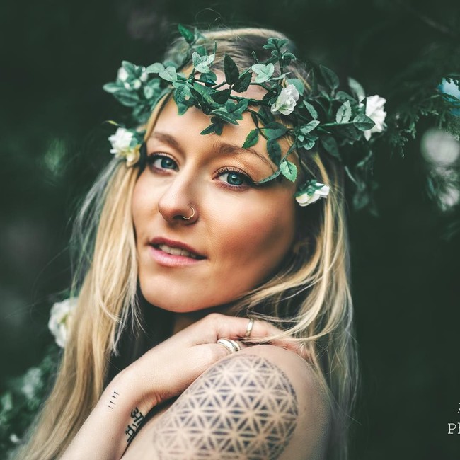 Dalam wawancara dengan Mail Online, Cath pun menceritakan kesulitannya ketika mulai menjadi vegan. Awalnya aku merasa tidak makan cokelat sangat berat karena saat itu belum banyak cokelat vegan tersedia, tapi kemudian aku menemukannya dan membelinya dalam jumlah banyak. Sekarang, kita bisa membeli cokelat vegan di manapun, ujarnya. Foto: Dok. Instagram @cathkendall