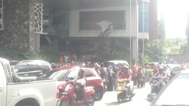 Para pegawai keluar gedung setelah gempa 5,7 M di NTB/