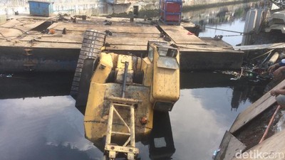 Foto: Crane Roboh di Kemayoran Timpa Rumah, Bikin 3 Orang Luka