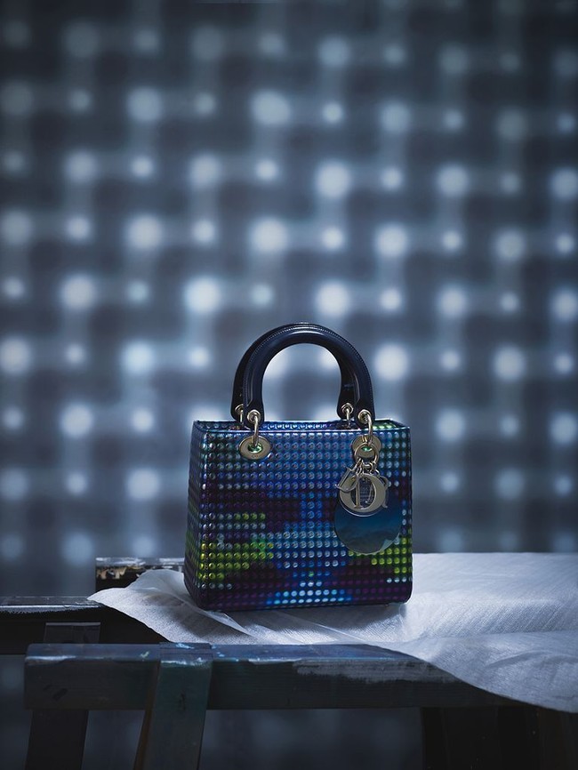 Tas cantik bernuansa biru yang nampak modern ini adalah rancangan seniman China, Li Shurui. Eksplorasinya tentang cahaya dan alam semesta digambarkan lewat karyanya. Foto: Dok. Dior