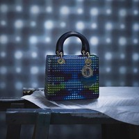 Tas cantik bernuansa biru yang nampak modern ini adalah rancangan seniman China, Li Shurui. Eksplorasinya tentang cahaya dan alam semesta digambarkan lewat karyanya. Foto: Dok. Dior