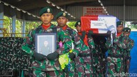 Prajurit TNI memanggul peti berisi jenazah Sertu Anumerta Handoko saat upacara pelepasannya di hanggar Avco Bandara Moses Kilangin Timika, Mimika. ANTARA FOTO/Jeremias Rahadat.