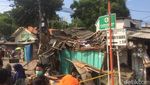 Foto: Crane Roboh di Kemayoran Timpa Rumah, Bikin 3 Orang Luka