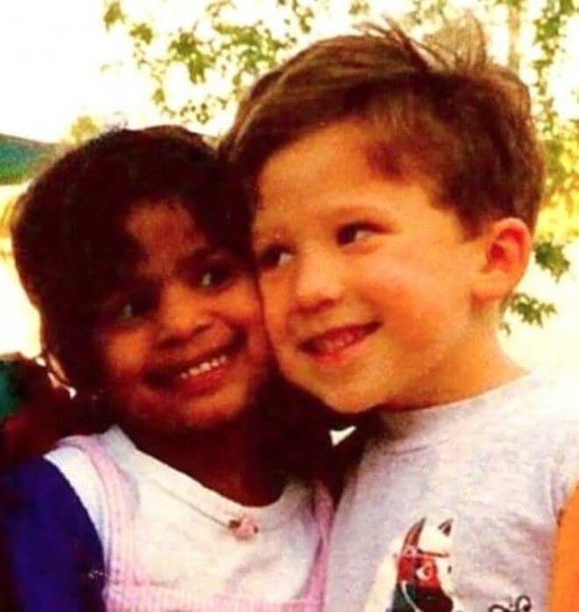 Meskipun saat itu masih bocah cilik, Matt sudah memiliki keberanian untuk mengungkapkan rasa sukanya pada Laura. Bahkan dia dengan terangan-terangan berkata akan menikahi Laura suatu hari nanti. Saat itu dia tertawa. Aku hanya bilang, kamu tunggu saja, kenang Matt lagi. Foto: Dok. Facebook Matt Grodsky, Laura Scheel