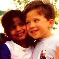 Meskipun saat itu masih bocah cilik, Matt sudah memiliki keberanian untuk mengungkapkan rasa sukanya pada Laura. Bahkan dia dengan terangan-terangan berkata akan menikahi Laura suatu hari nanti. Saat itu dia tertawa. Aku hanya bilang, kamu tunggu saja, kenang Matt lagi. Foto: Dok. Facebook Matt Grodsky, Laura Scheel