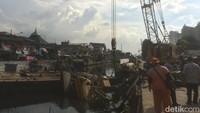 Sementara itu, pengendali crane, Sajidin, tengah diperiksa di Polsek Kemayoran. Polisi hendak mendalami soal kecelakaan kerja tersebut. (Foto: Rolan/detikcom)