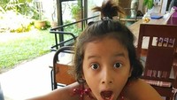 Demam cake artis. Pemain film Keluarga Cemara ini ternyata juga penasaran cicip cake milik penyanyi Vidi Aldiano.  Foto: Instagram@thesasonofam