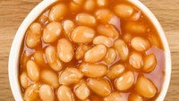 Memang terasa anek makan kacang putih atau baked beans yang dimasak dengan saus tomat untuk sarapan. Umumnya baked beans ini dibeli dalam kemasan kaleng atau botol kaca. Saat akan disajikan, dihangatkan dan disantap dengan orak-arik telor dengan taburan rempah daun. Foto: iStock
