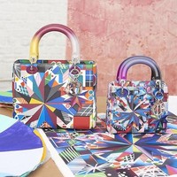 Menyukai karya seni yang penuh warna dan geometris? Anda akan jatuh cinta pada karya Polly Apfelbaum ini. Foto: Dok. Dior