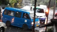 Pohon tumbang menyebabkan jalan tertutup. Sejumlah kendaraan putar balik mencari jalan lain (Foto: dok. BNPB)