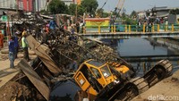 Diketahui, crane jenis apung itu roboh saat mengerjakan turap Kali Jiung. Peristiwa itu terjadi pada pukul 11.30 WIB.