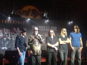 Keren! Hargai Ciri Khas Indonesia, Vokalis Judas Priest Pakai Batik