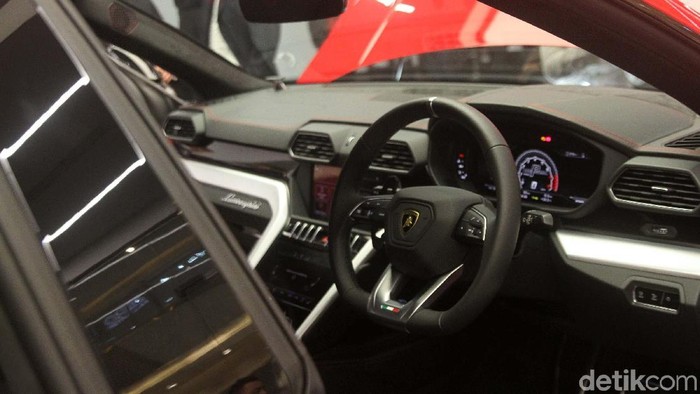Penantian mobil Sport Utility Vehicle (SUV) Lamborghini Urus hadir di Indonesia terbayar tuntas. SUV banteng Italia ini resmi mendarat di markas baru, Pacific Place, Jakarta.