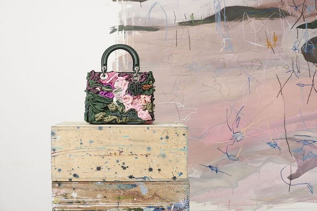 Janaina Tschape asal Brazil membaurkan fantasi, simbol dan imajinasi dalam karyanya. Foto: Dok. Dior